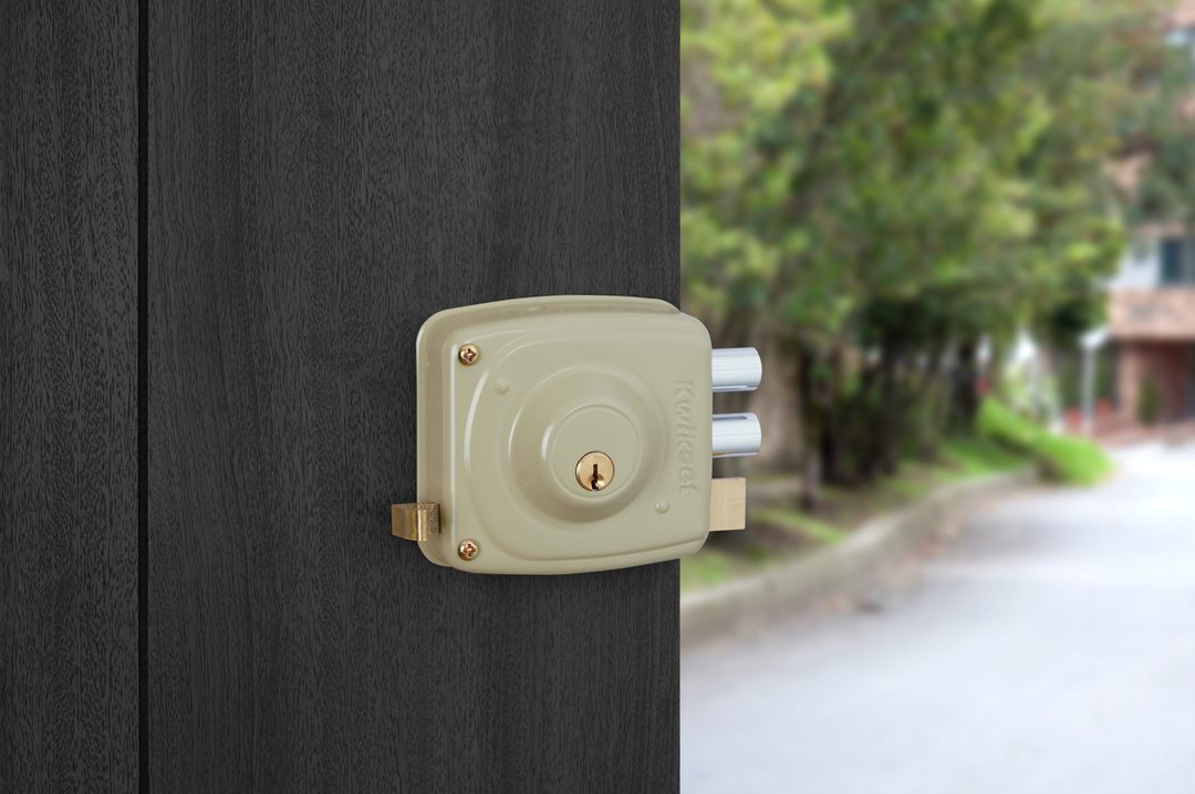 Cerradura Rimlock 50mm Kwikset - Sobreponer Blindada, Derecha, Acabado Beige